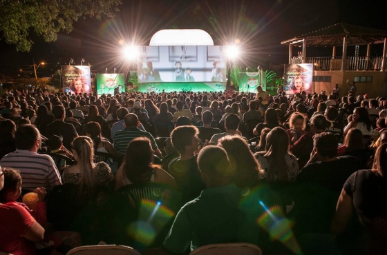Mais de 1.500 pessoas prestigiaram o Cine Família na Praça em Monte Alegre de Minas